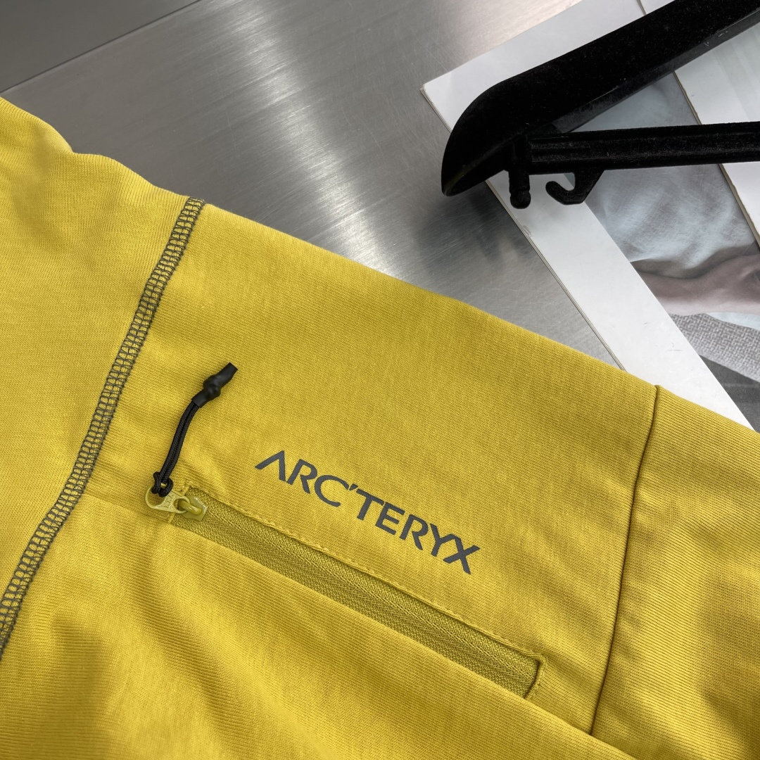 

-🐦 鸟家   2025fw长袖T恤  
小鸟字母LOGO明线拼接印花  
高端32s双纱280克面