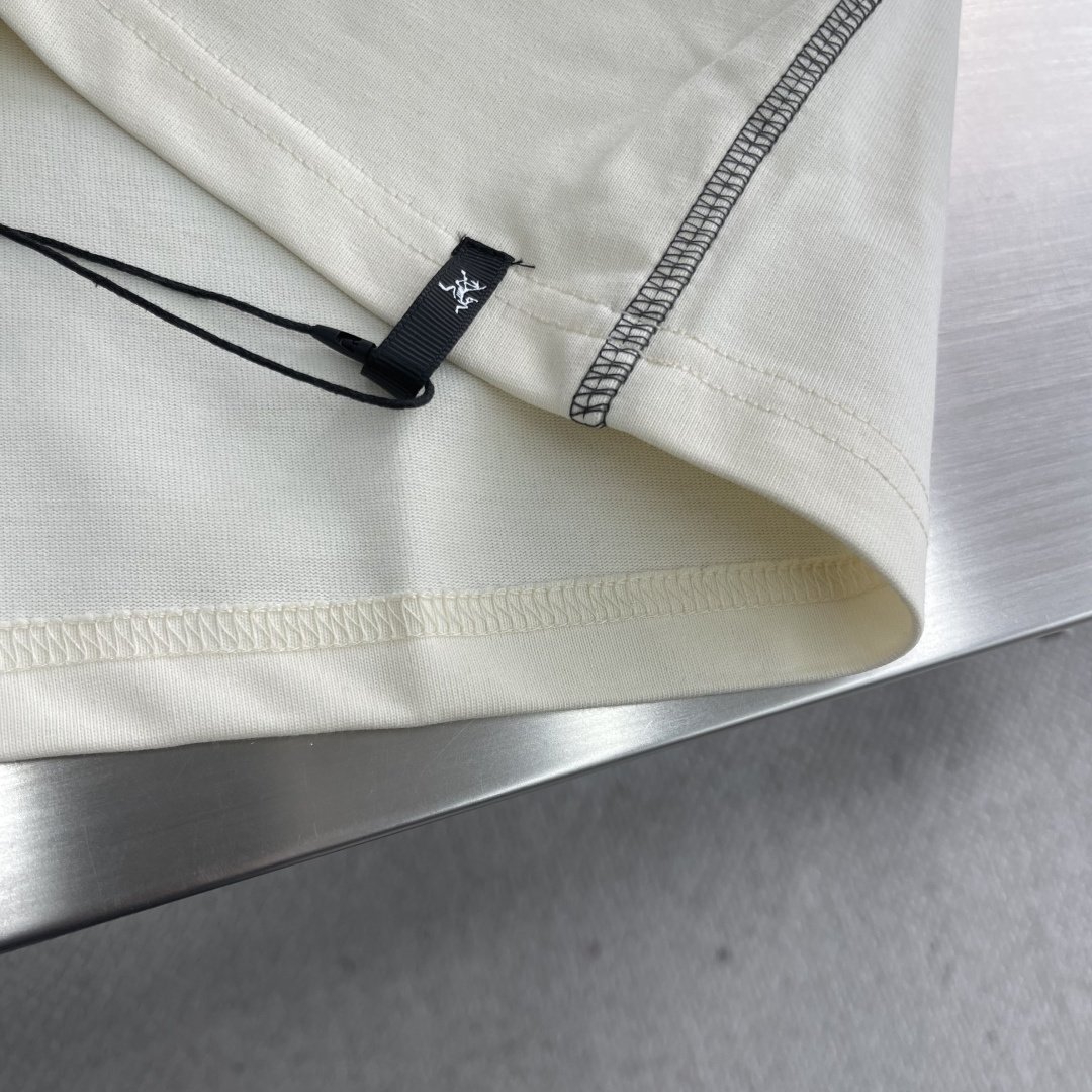 

-🐦 鸟家   2025fw长袖T恤  
小鸟字母LOGO明线拼接印花  
高端32s双纱280克面