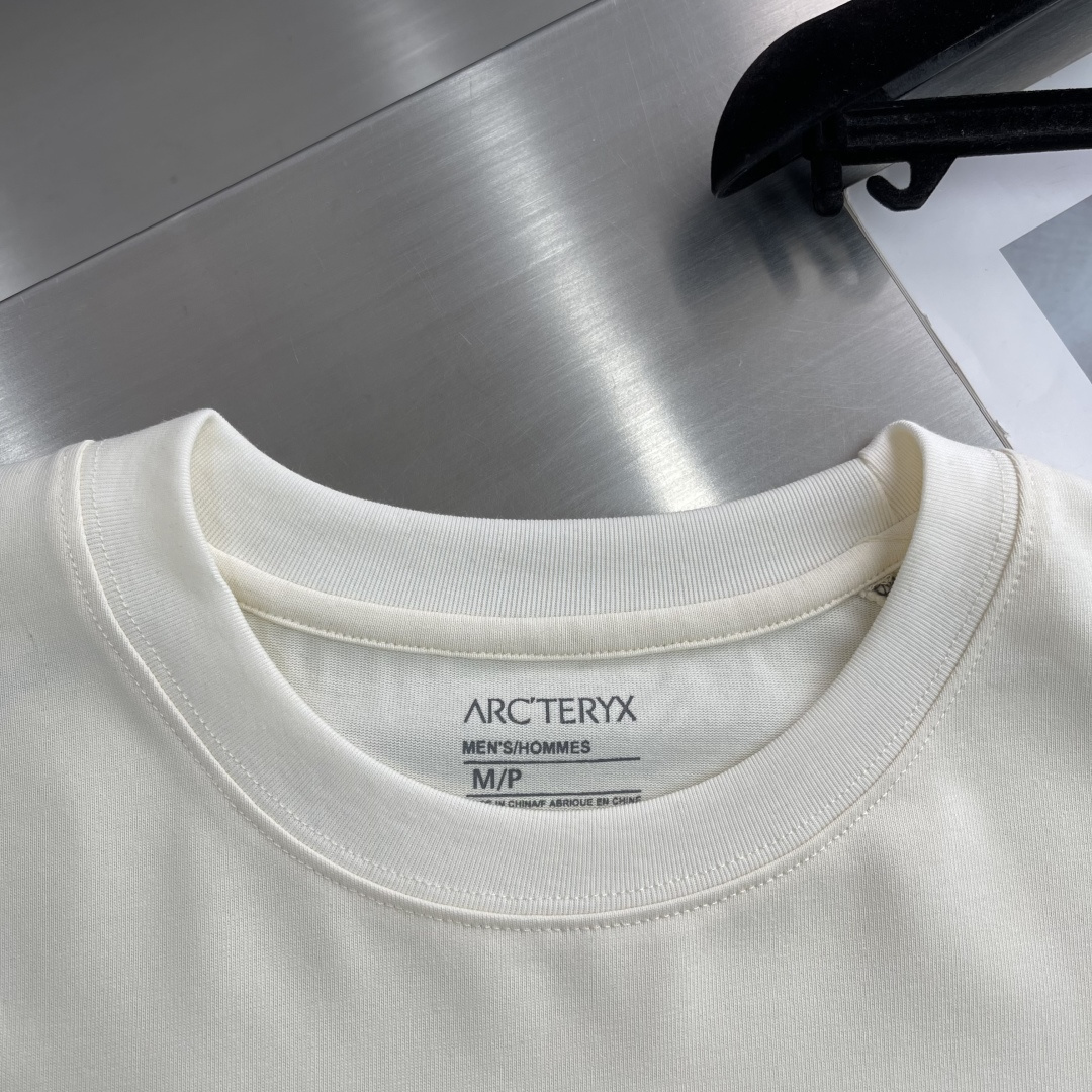 

-🐦 鸟家   2025fw长袖T恤  
小鸟字母LOGO明线拼接印花  
高端32s双纱280克面