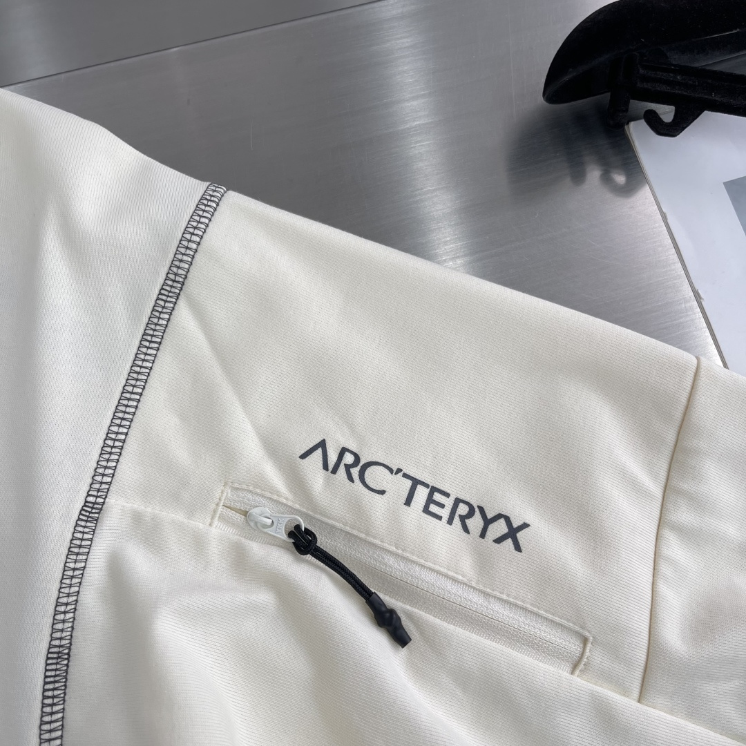 

-🐦 鸟家   2025fw长袖T恤  
小鸟字母LOGO明线拼接印花  
高端32s双纱280克面