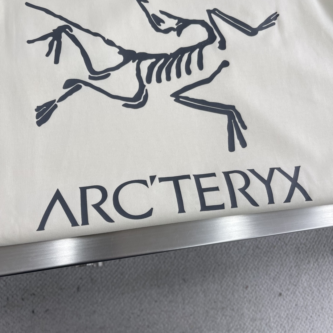 

-🐦 鸟家   2025fw长袖T恤  
小鸟字母LOGO明线拼接印花  
高端32s双纱280克面