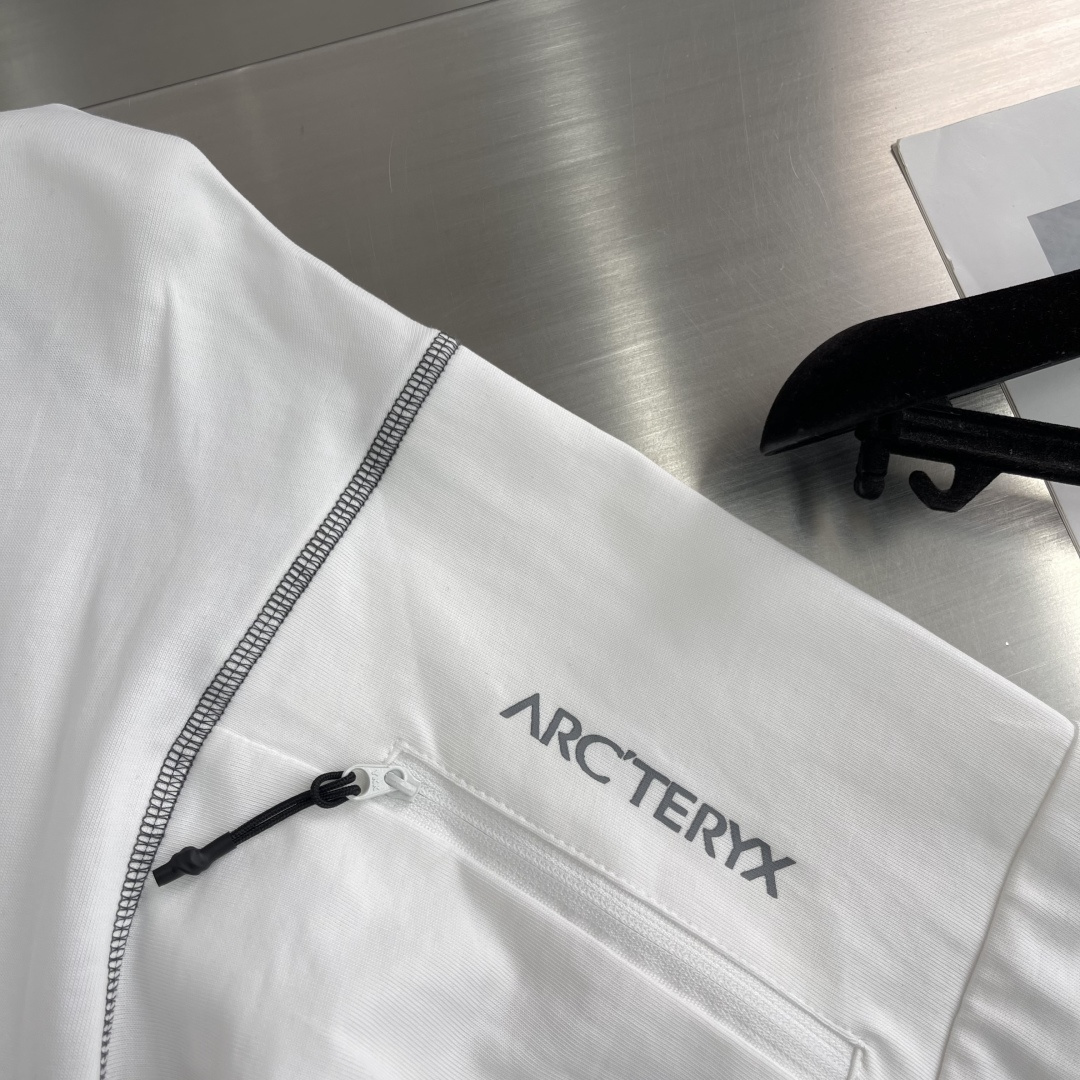 

-🐦 鸟家   2025fw长袖T恤  
小鸟字母LOGO明线拼接印花  
高端32s双纱280克面