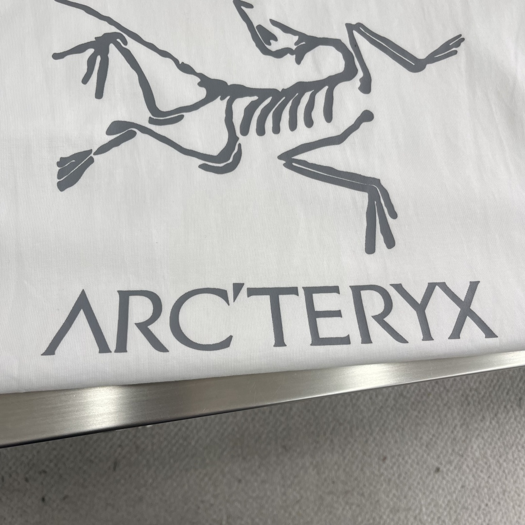 

-🐦 鸟家   2025fw长袖T恤  
小鸟字母LOGO明线拼接印花  
高端32s双纱280克面