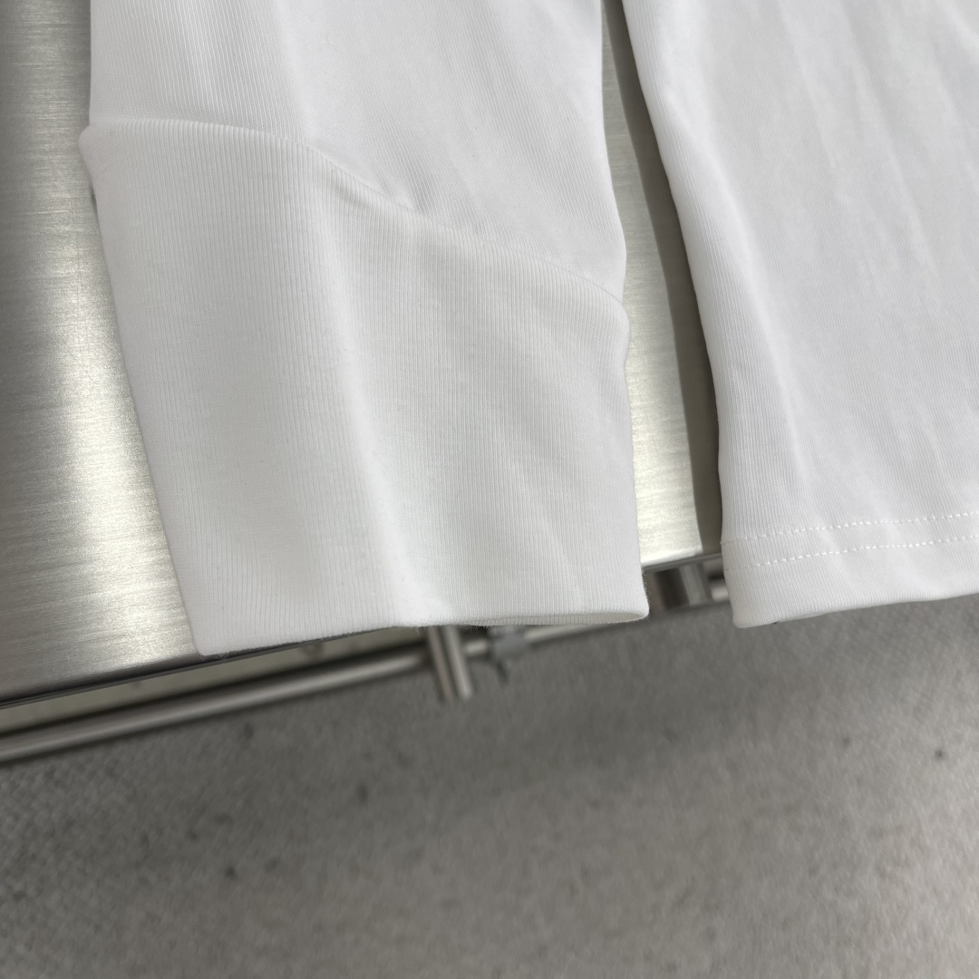 

-🐦 鸟家   2025fw长袖T恤  
小鸟字母LOGO明线拼接印花  
高端32s双纱280克面