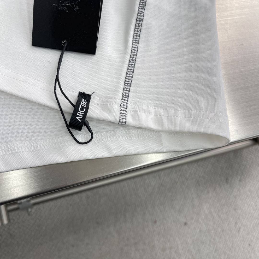 

-🐦 鸟家   2025fw长袖T恤  
小鸟字母LOGO明线拼接印花  
高端32s双纱280克面