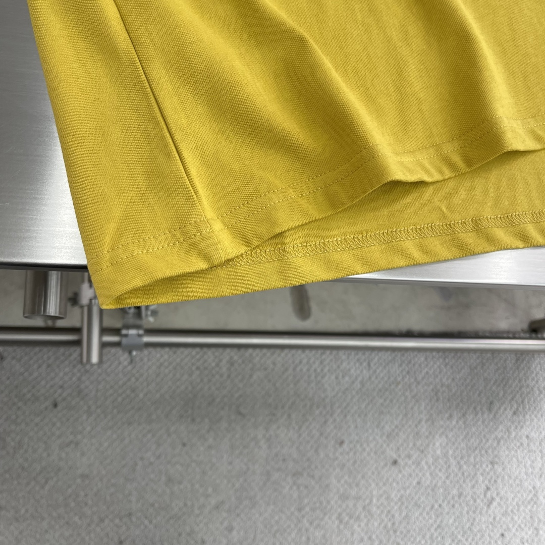 

-🐦 鸟家    2025FW长袖T恤  
小鸟字母LOGO明线拼接印花  
高端32s双纱280克