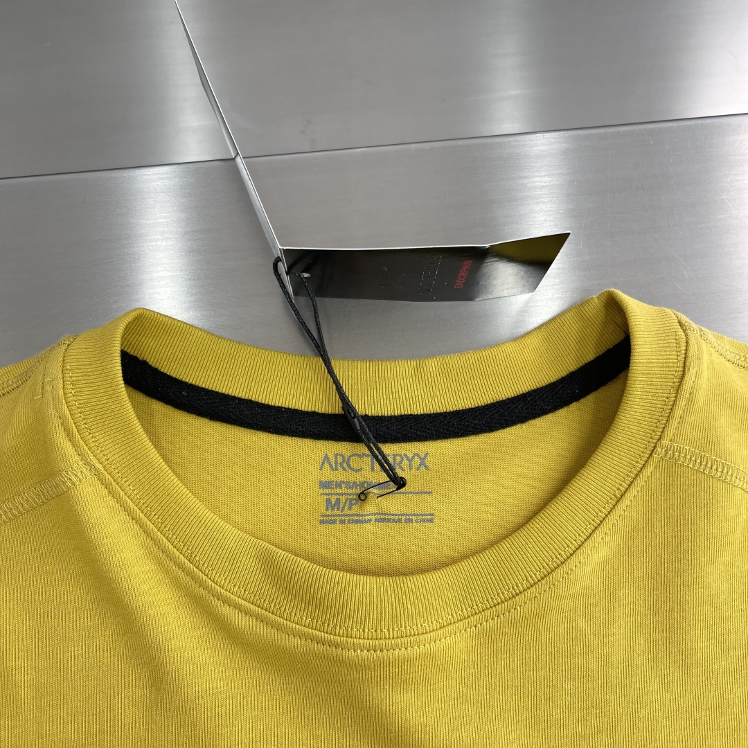 

-🐦 鸟家    2025FW长袖T恤  
小鸟字母LOGO明线拼接印花  
高端32s双纱280克