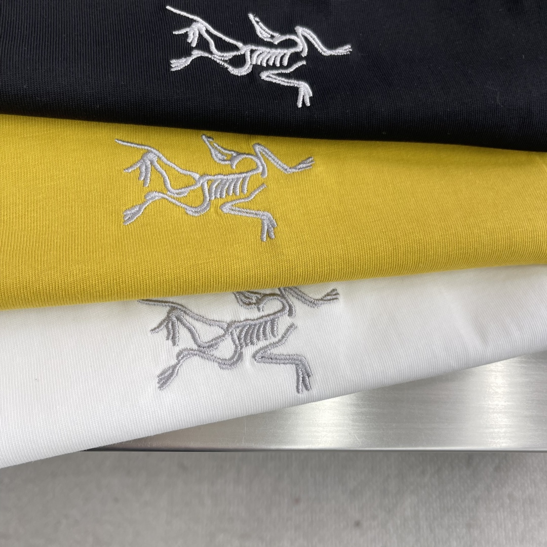 

-🐦 鸟家    2025FW长袖T恤  
小鸟字母LOGO明线拼接印花  
高端32s双纱280克