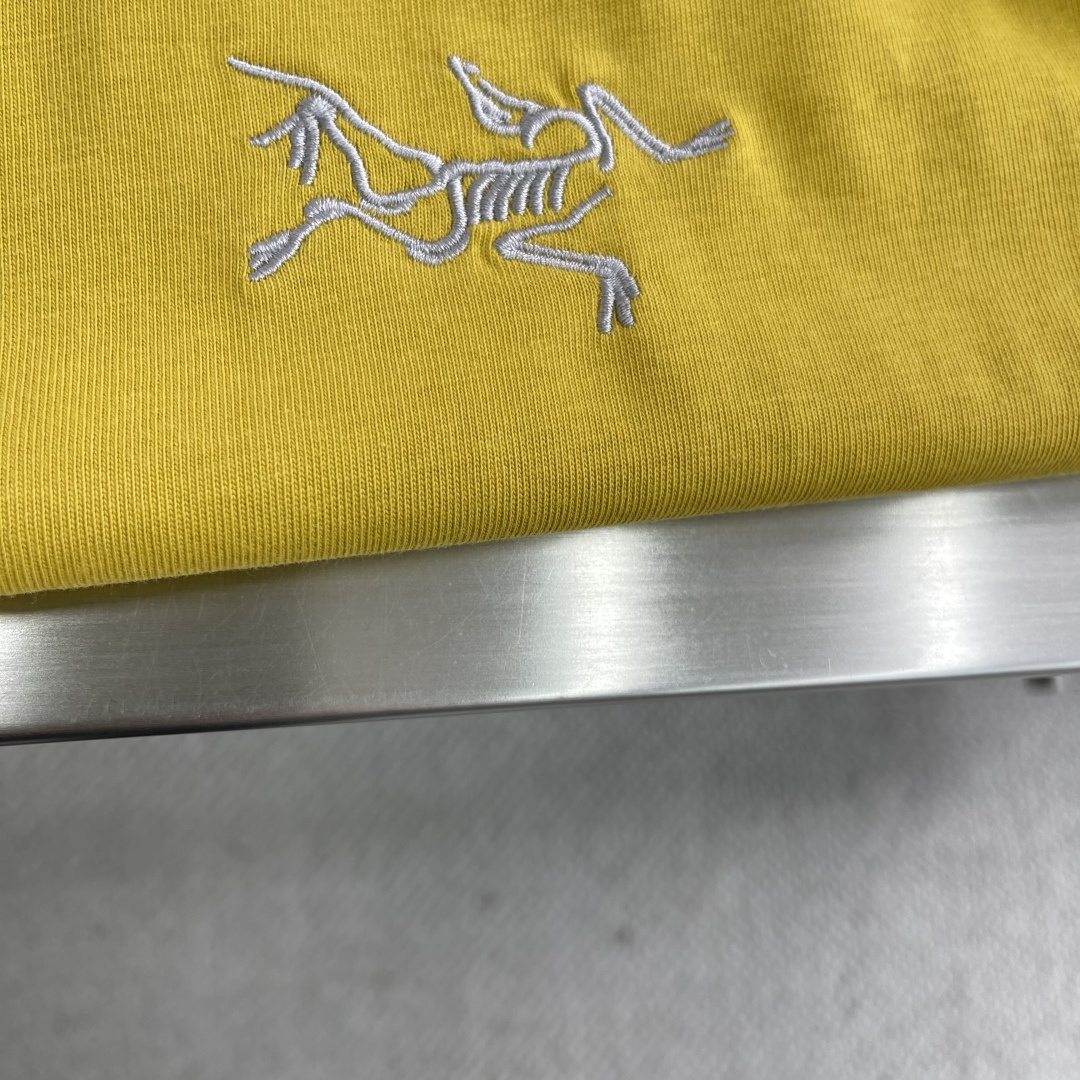 

-🐦 鸟家    2025FW长袖T恤  
小鸟字母LOGO明线拼接印花  
高端32s双纱280克