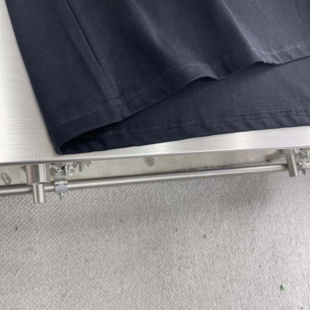 

-🐦 鸟家    2025FW长袖T恤  
小鸟字母LOGO明线拼接印花  
高端32s双纱280克