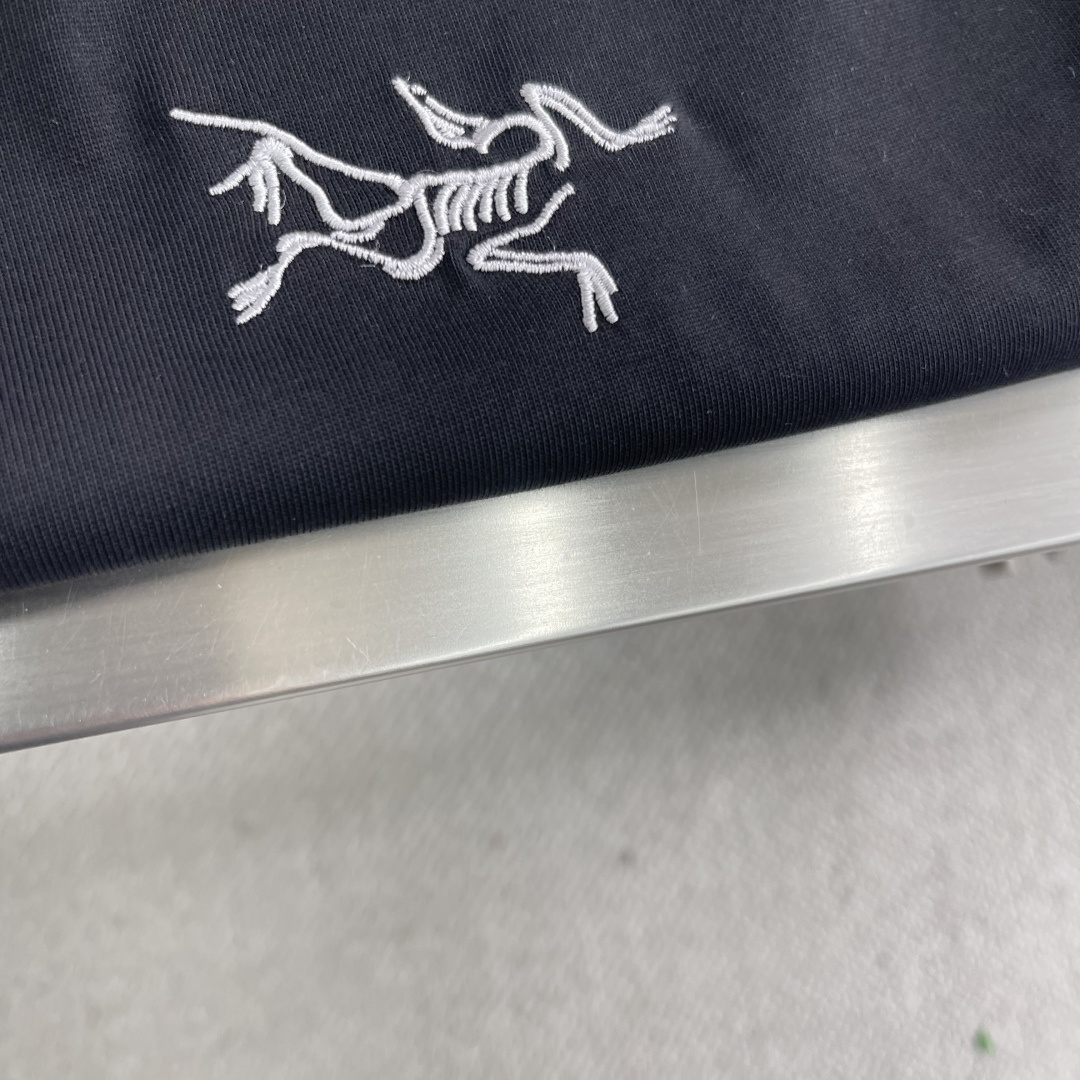 

-🐦 鸟家    2025FW长袖T恤  
小鸟字母LOGO明线拼接印花  
高端32s双纱280克