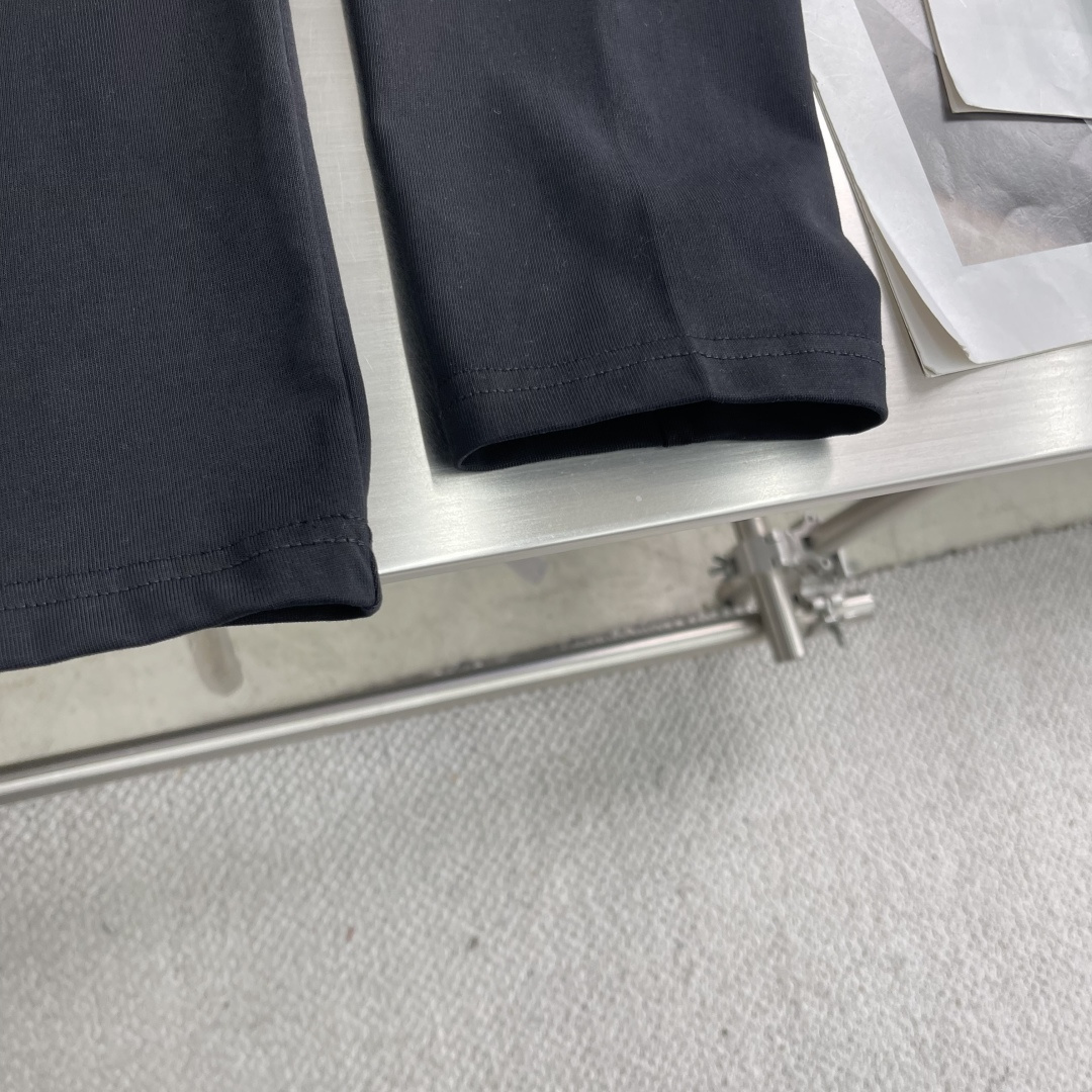 

-🐦 鸟家    2025FW长袖T恤  
小鸟字母LOGO明线拼接印花  
高端32s双纱280克