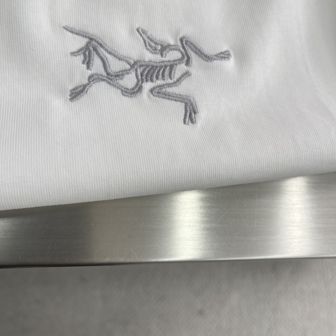 

-🐦 鸟家    2025FW长袖T恤  
小鸟字母LOGO明线拼接印花  
高端32s双纱280克