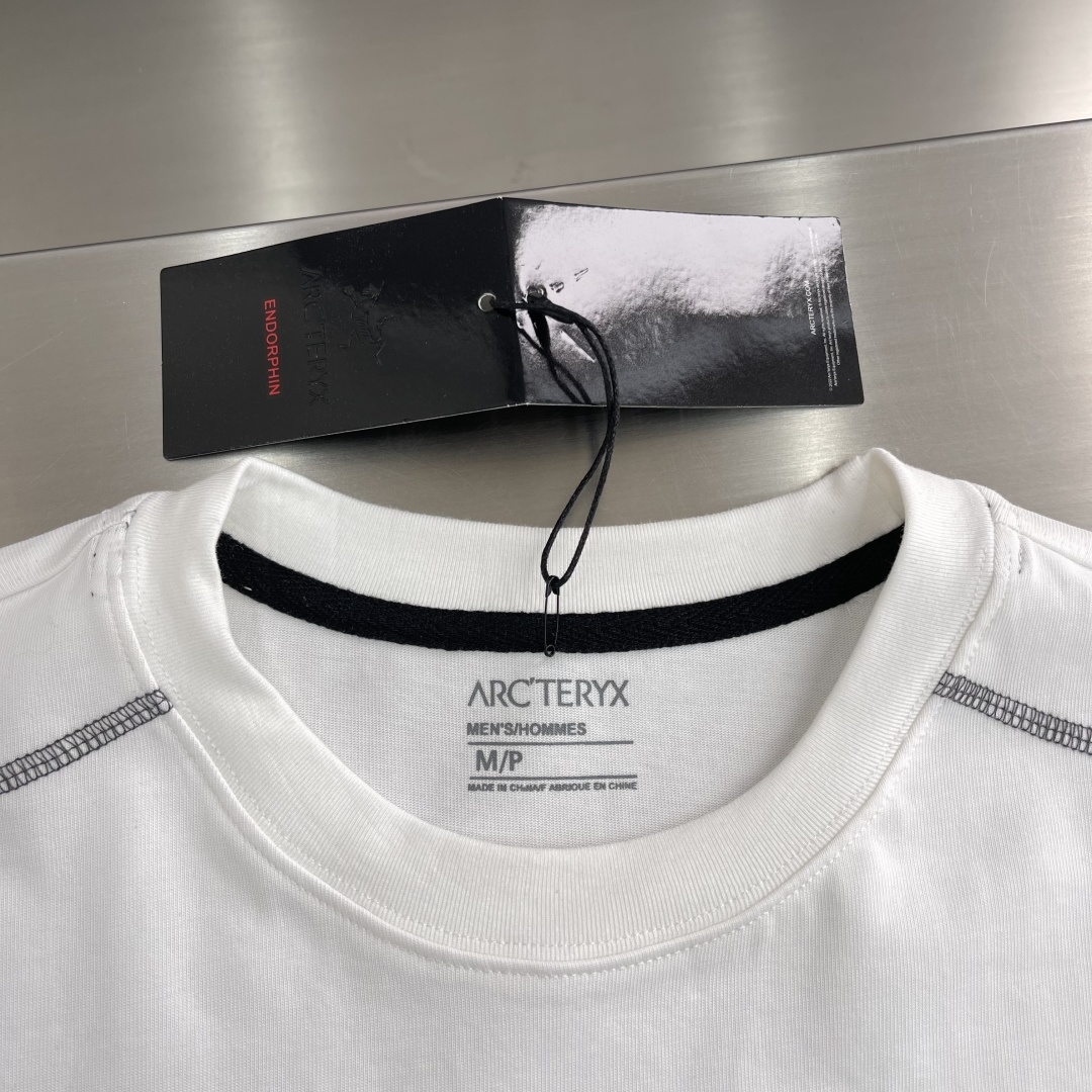 

-🐦 鸟家    2025FW长袖T恤  
小鸟字母LOGO明线拼接印花  
高端32s双纱280克