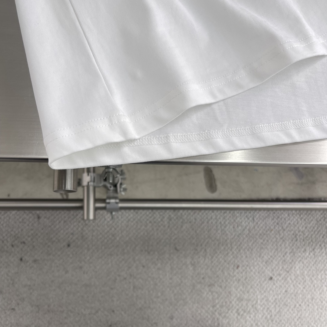 

-🐦 鸟家    2025FW长袖T恤  
小鸟字母LOGO明线拼接印花  
高端32s双纱280克