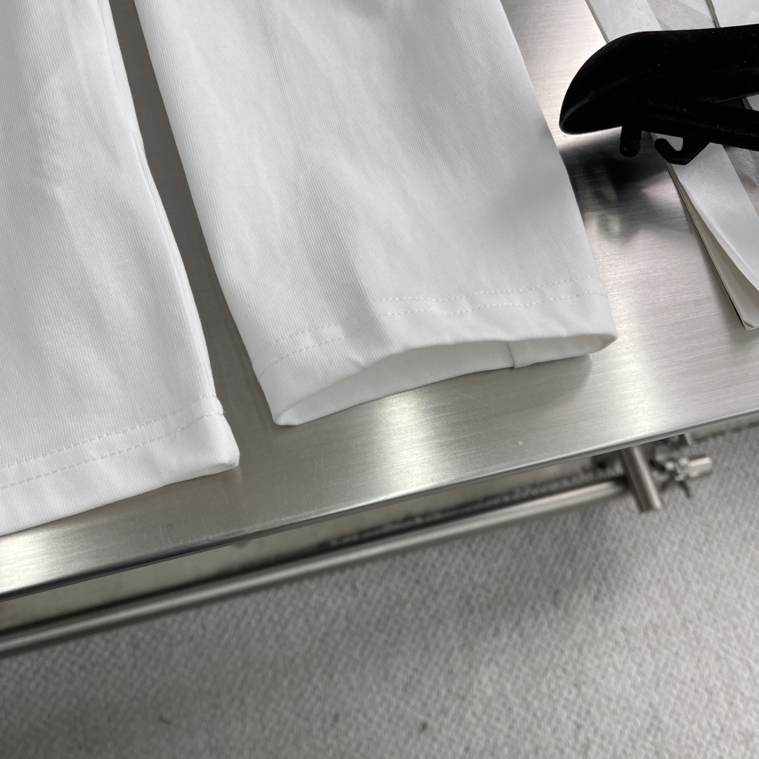 

-🐦 鸟家    2025FW长袖T恤  
小鸟字母LOGO明线拼接印花  
高端32s双纱280克