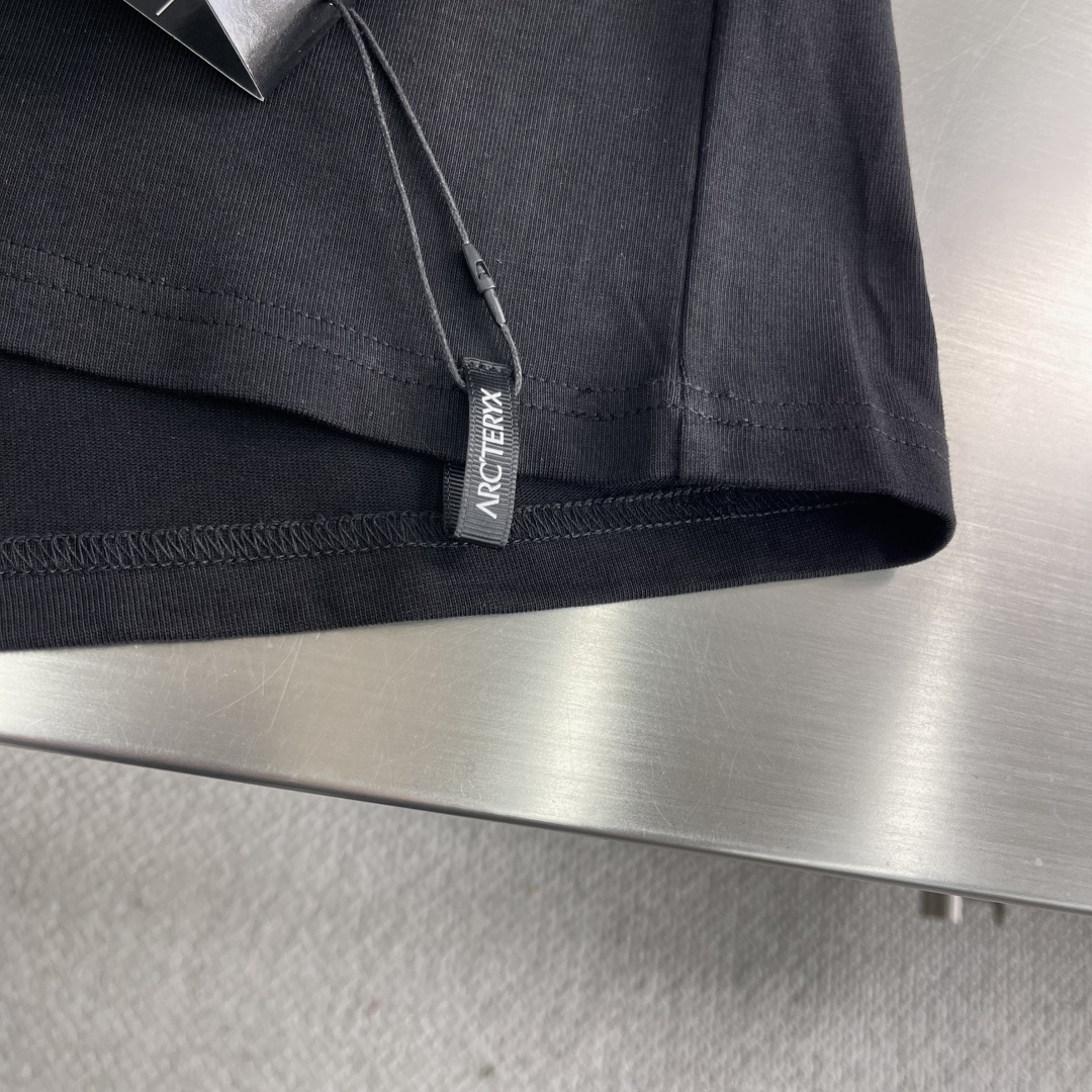 

-🐦 鸟家    2025FW长袖T恤  
小鸟字母LOGO明线拼接印花  
高端32s双纱280克