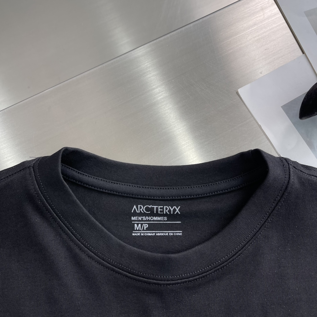 

-🐦 鸟家    2025FW长袖T恤  
小鸟字母LOGO明线拼接印花  
高端32s双纱280克