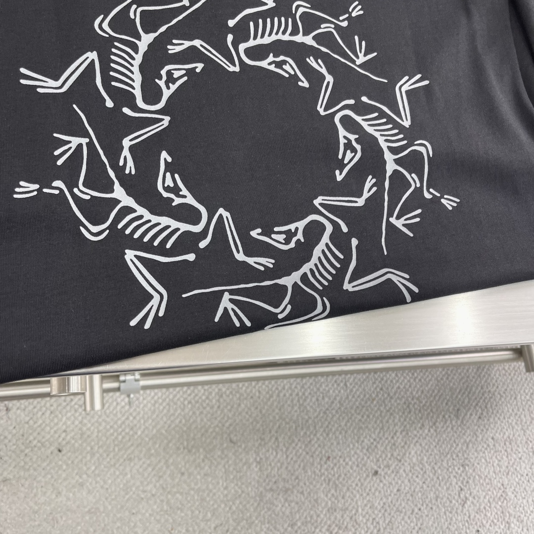 

-🐦 鸟家    2025FW长袖T恤  
小鸟字母LOGO明线拼接印花  
高端32s双纱280克