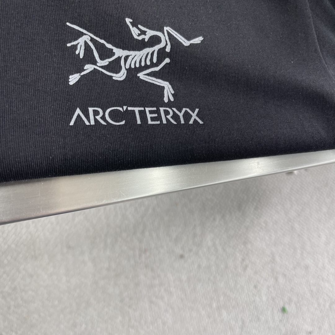 

-🐦 鸟家    2025FW长袖T恤  
小鸟字母LOGO明线拼接印花  
高端32s双纱280克