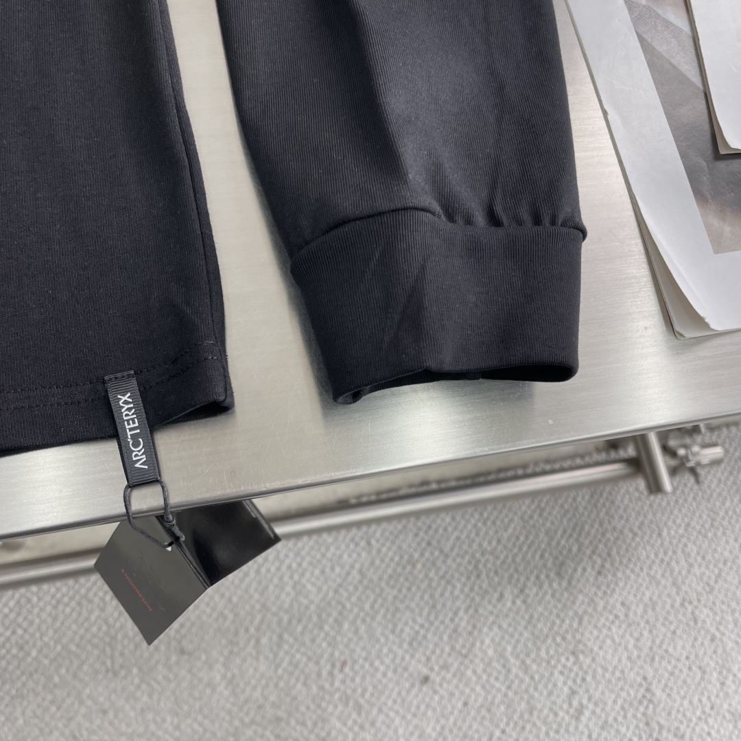 

-🐦 鸟家    2025FW长袖T恤  
小鸟字母LOGO明线拼接印花  
高端32s双纱280克