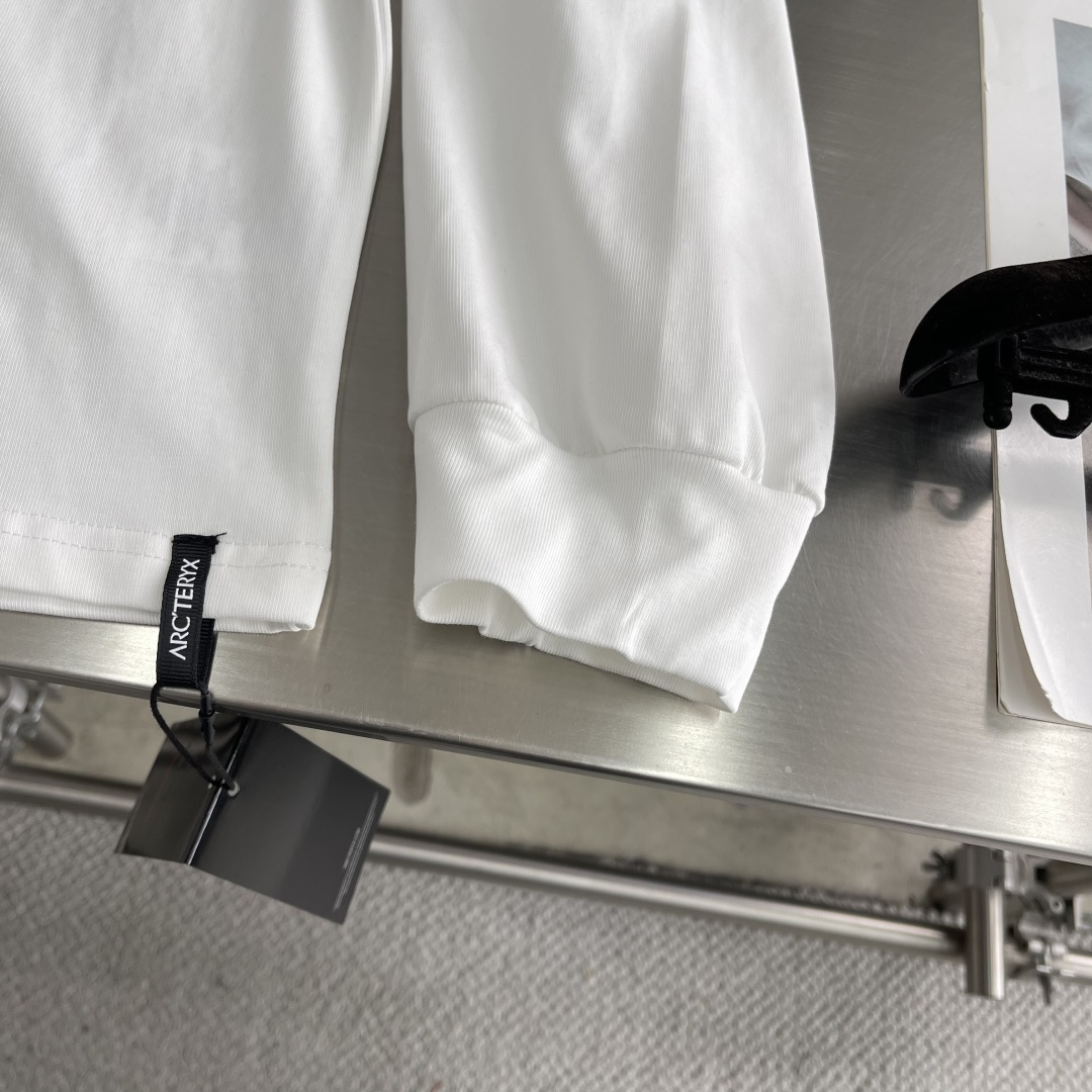 

-🐦 鸟家    2025FW长袖T恤  
小鸟字母LOGO明线拼接印花  
高端32s双纱280克