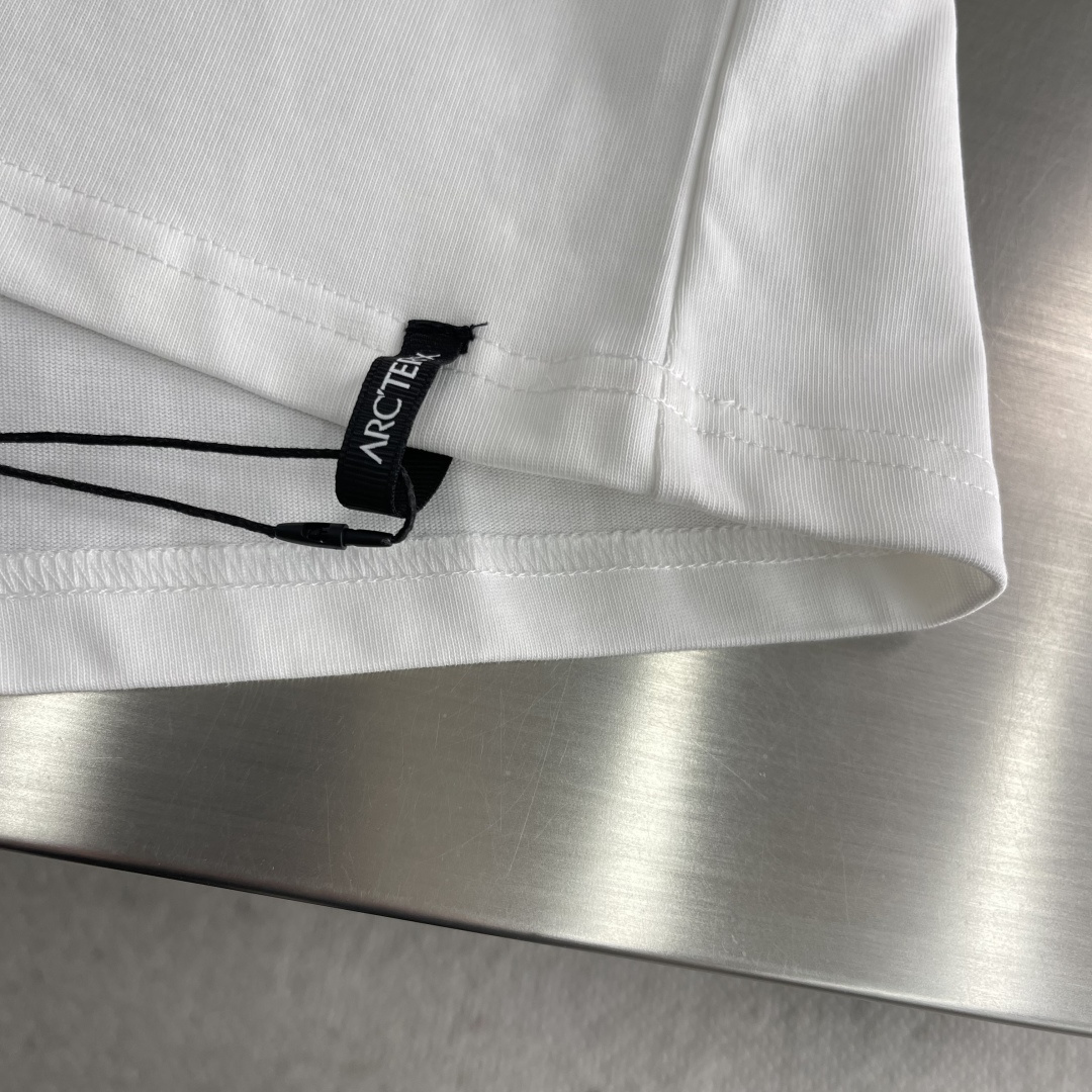 

-🐦 鸟家    2025FW长袖T恤  
小鸟字母LOGO明线拼接印花  
高端32s双纱280克