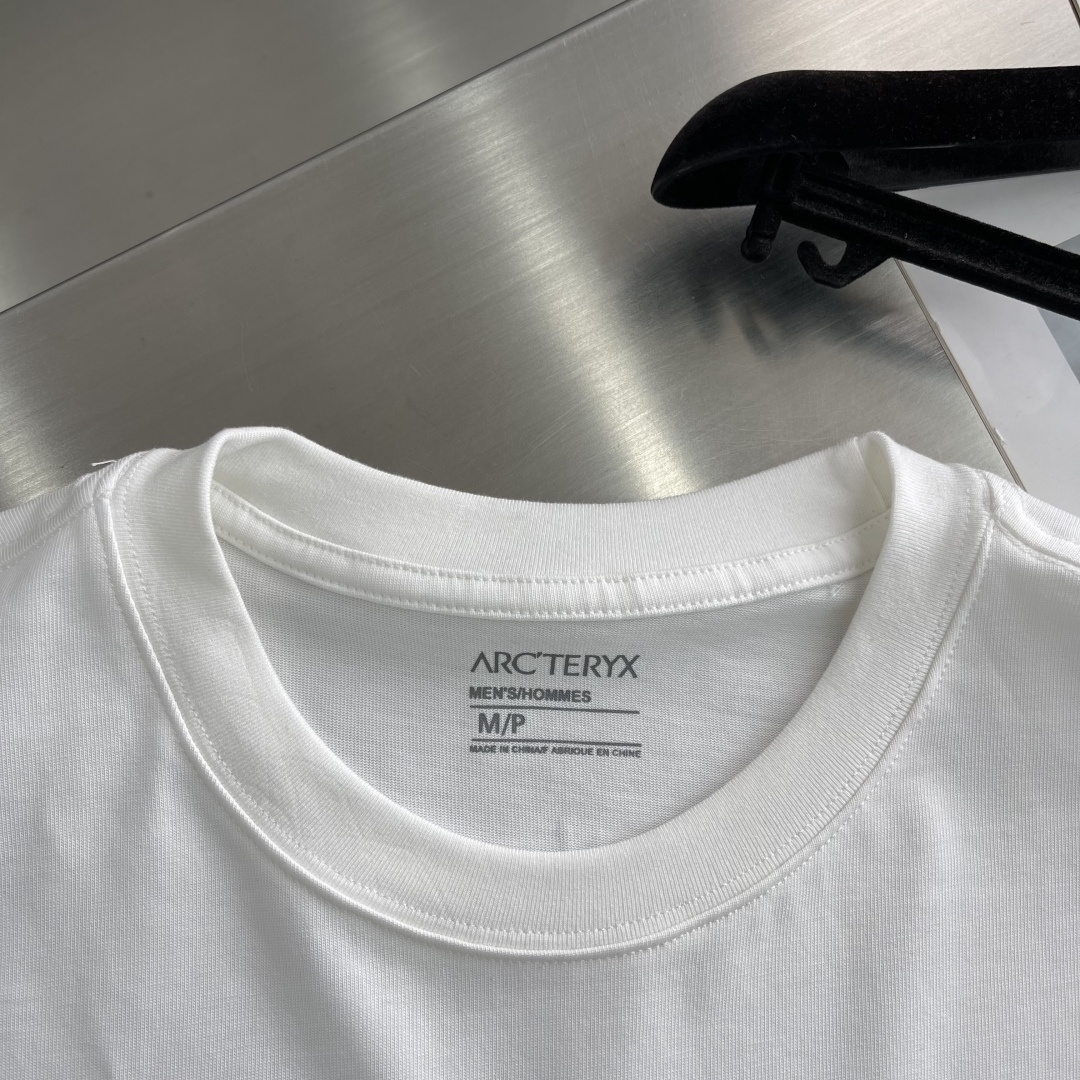 

-🐦 鸟家    2025FW长袖T恤  
小鸟字母LOGO明线拼接印花  
高端32s双纱280克