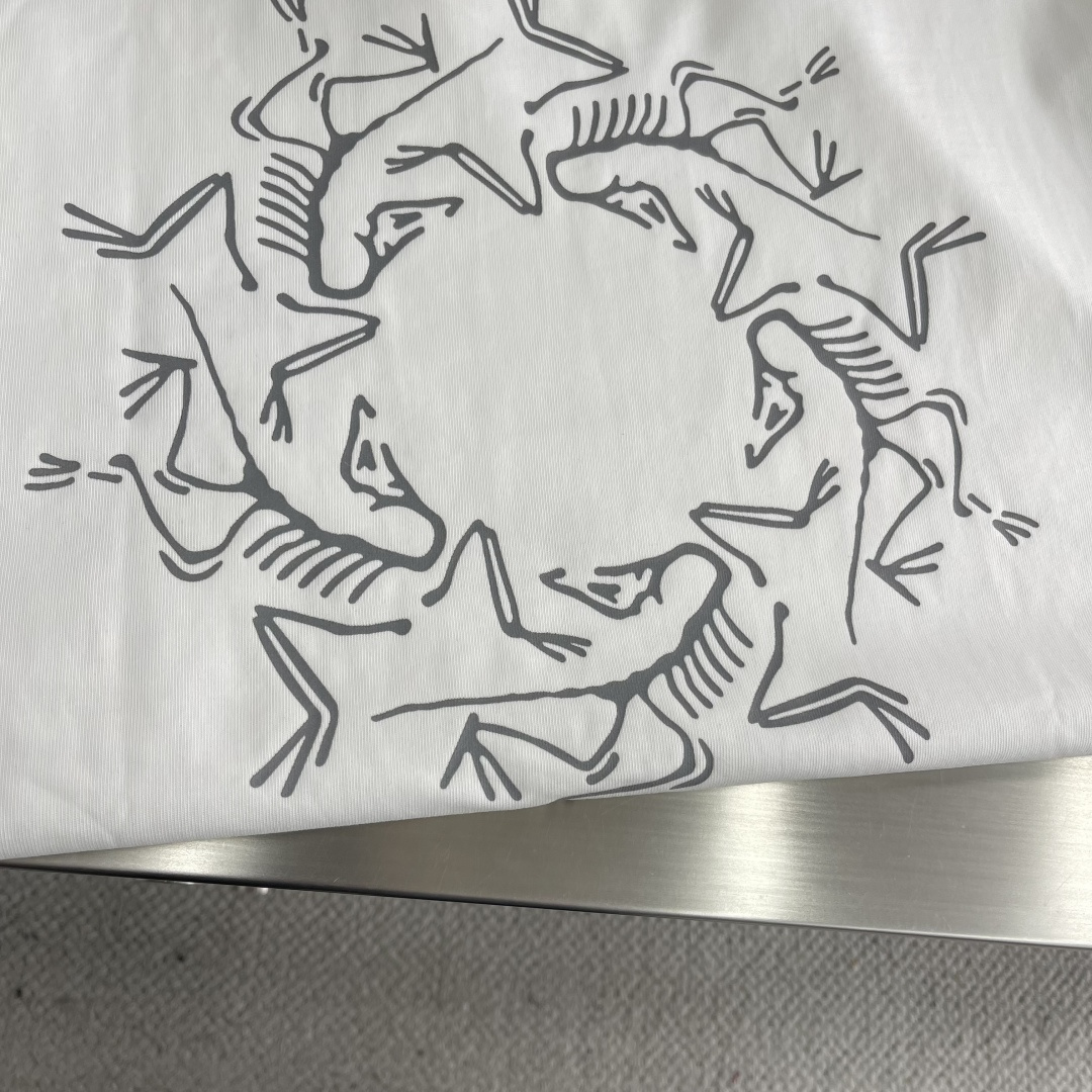 

-🐦 鸟家    2025FW长袖T恤  
小鸟字母LOGO明线拼接印花  
高端32s双纱280克