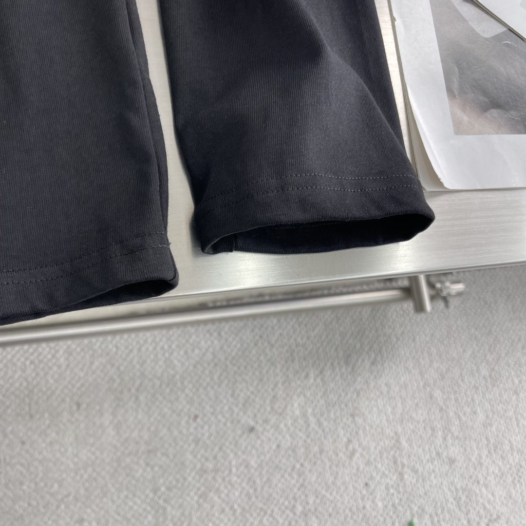 

-🐦 鸟家    2025FW长袖T恤  
小鸟字母LOGO明线拼接印花  
高端32s双纱280克