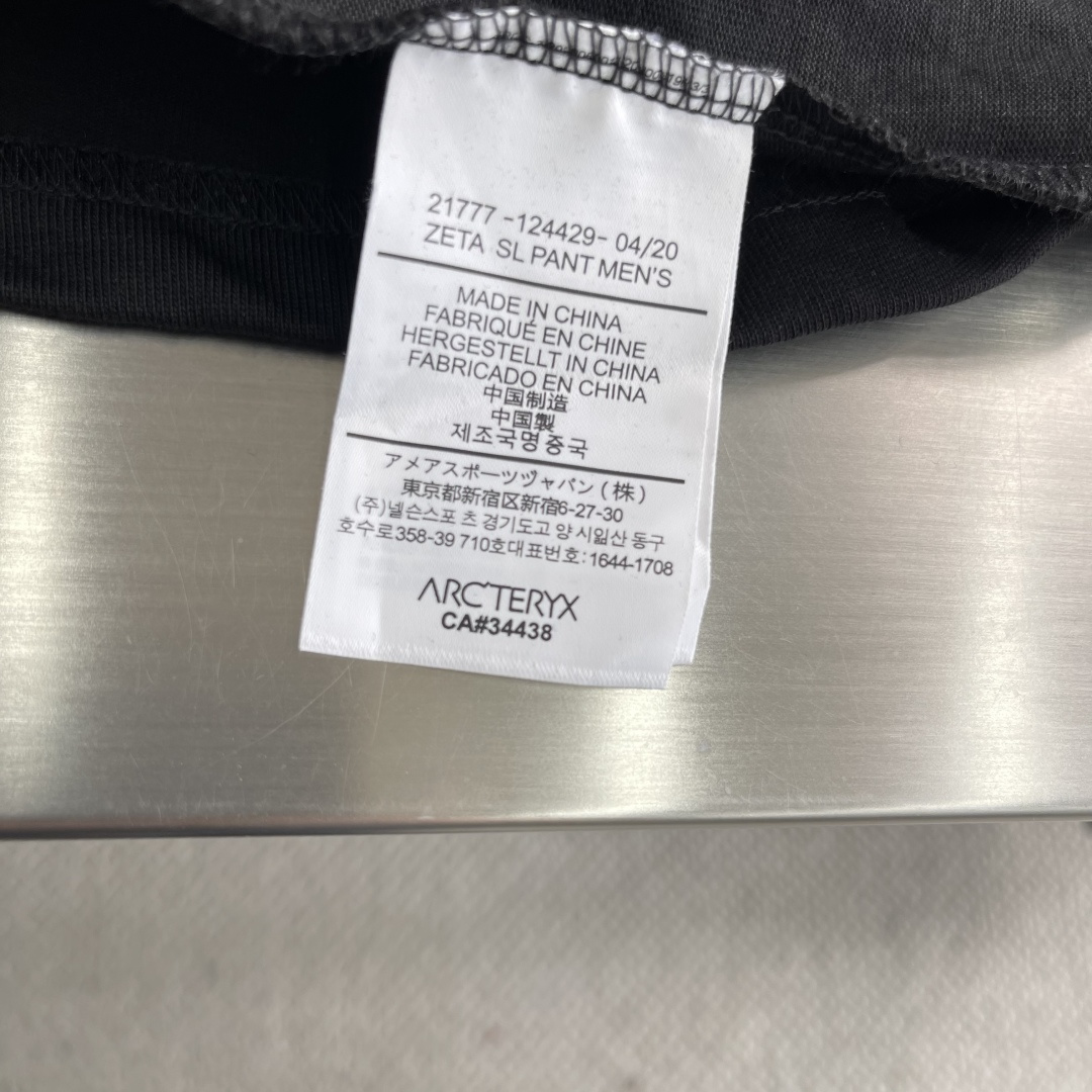 

-🐦 鸟家    2025FW长袖T恤  
小鸟字母LOGO明线拼接印花  
高端32s双纱280克
