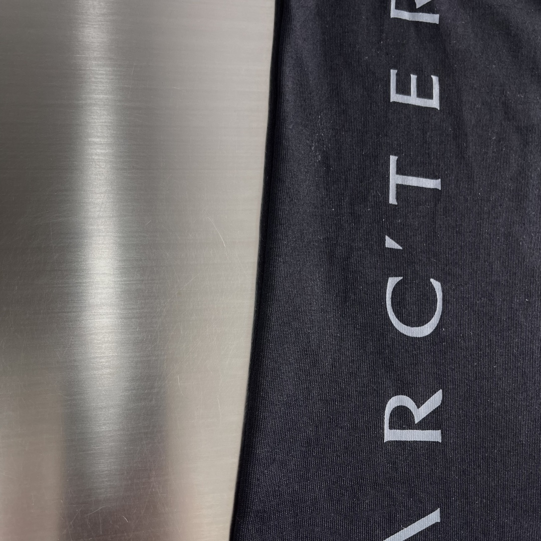 

-🐦 鸟家    2025FW长袖T恤  
小鸟字母LOGO明线拼接印花  
高端32s双纱280克