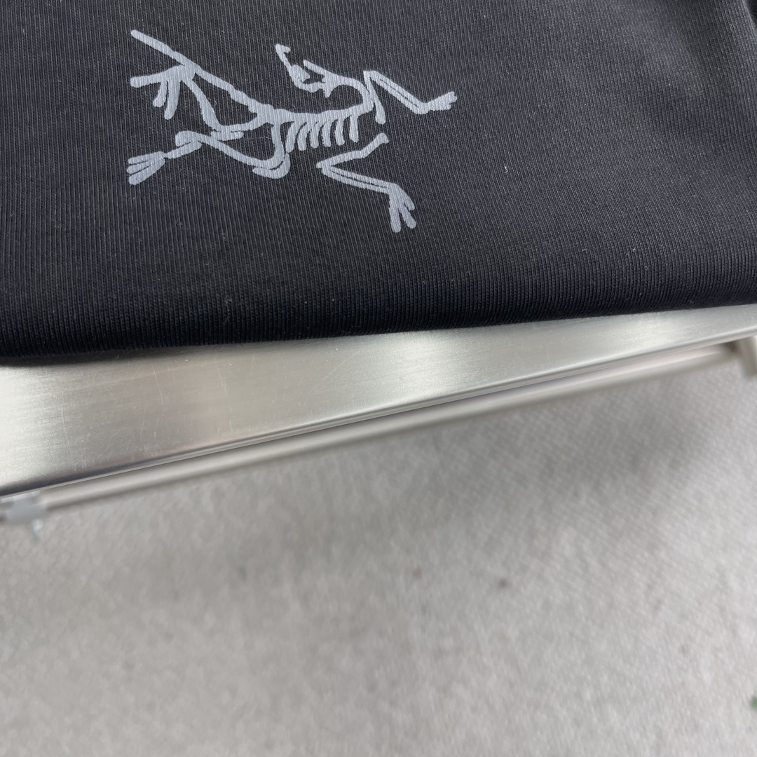 

-🐦 鸟家    2025FW长袖T恤  
小鸟字母LOGO明线拼接印花  
高端32s双纱280克