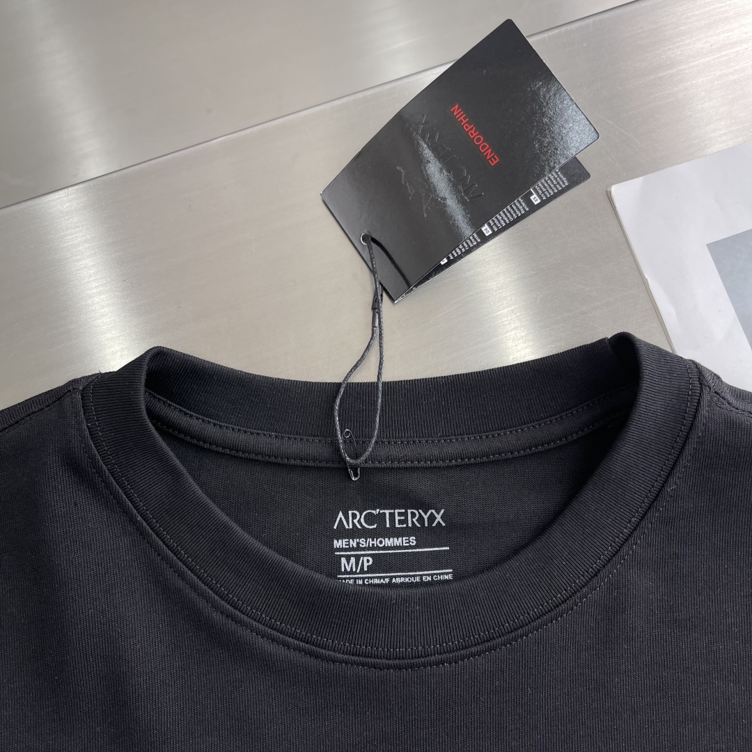 

-🐦 鸟家    2025FW长袖T恤  
小鸟字母LOGO明线拼接印花  
高端32s双纱280克