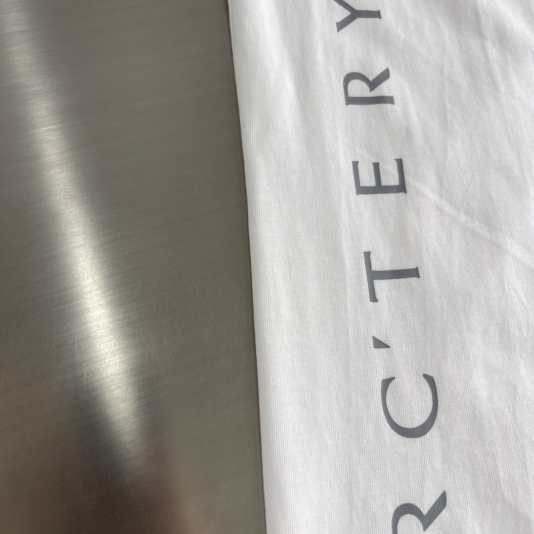 

-🐦 鸟家    2025FW长袖T恤  
小鸟字母LOGO明线拼接印花  
高端32s双纱280克