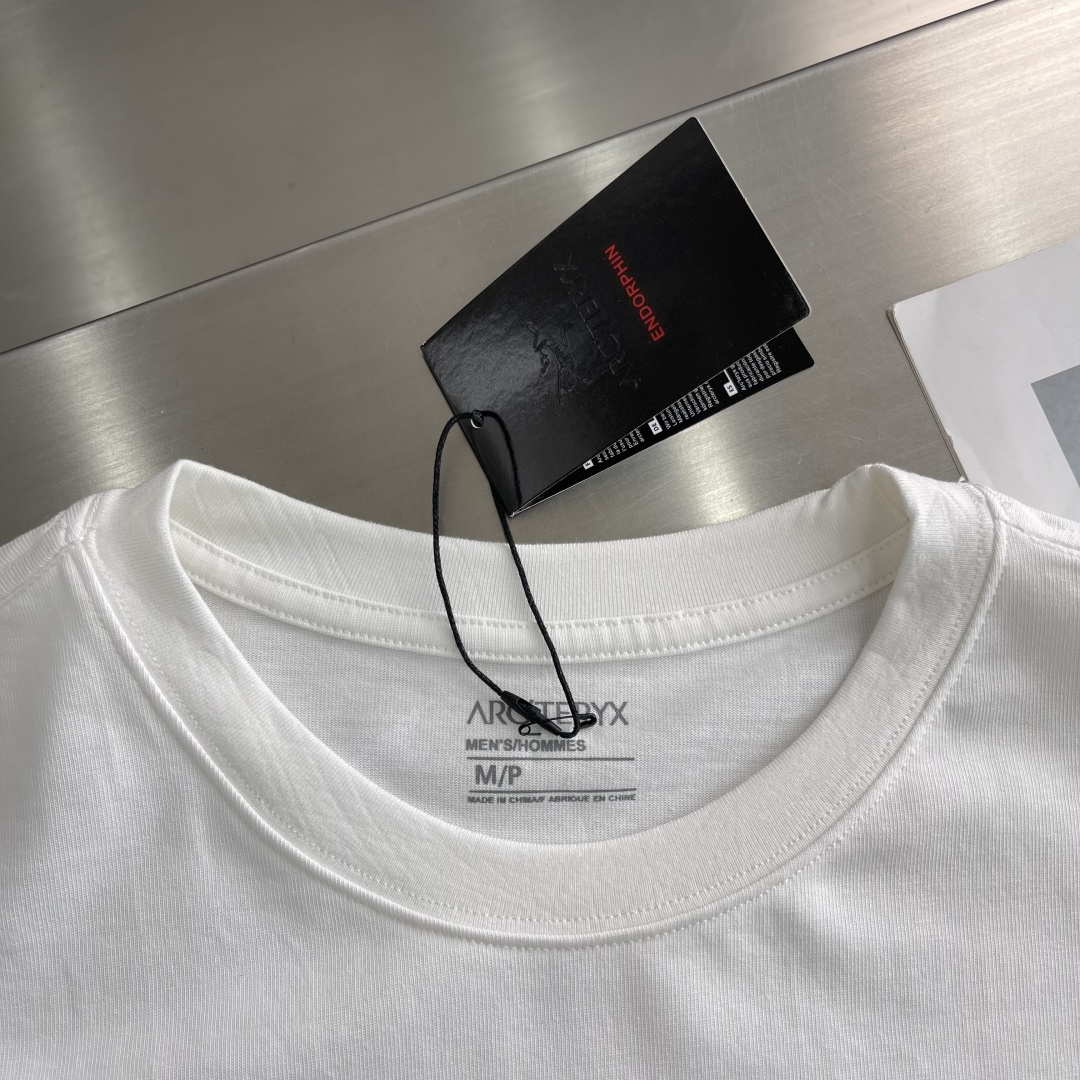 

-🐦 鸟家    2025FW长袖T恤  
小鸟字母LOGO明线拼接印花  
高端32s双纱280克