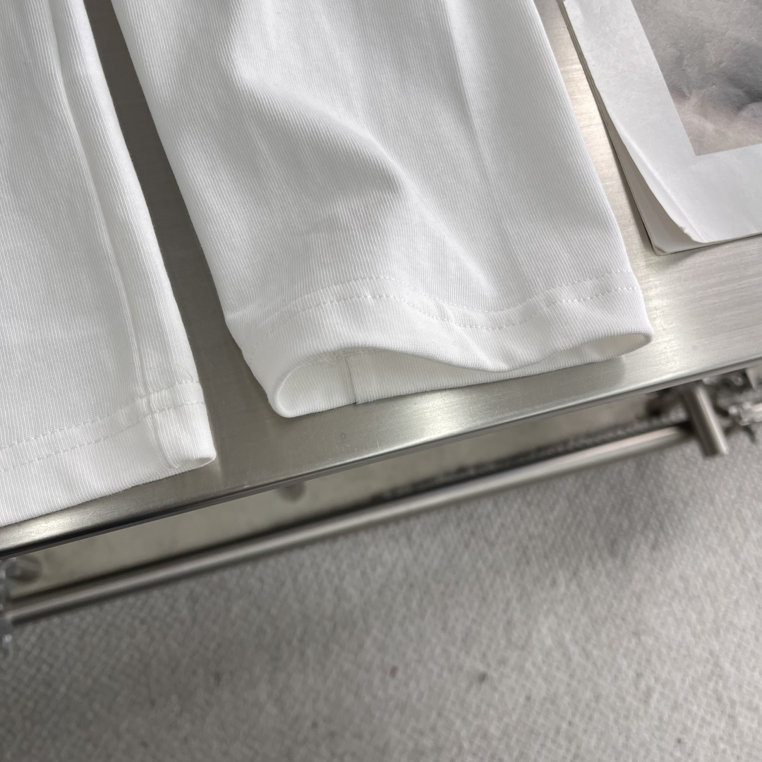 

-🐦 鸟家    2025FW长袖T恤  
小鸟字母LOGO明线拼接印花  
高端32s双纱280克