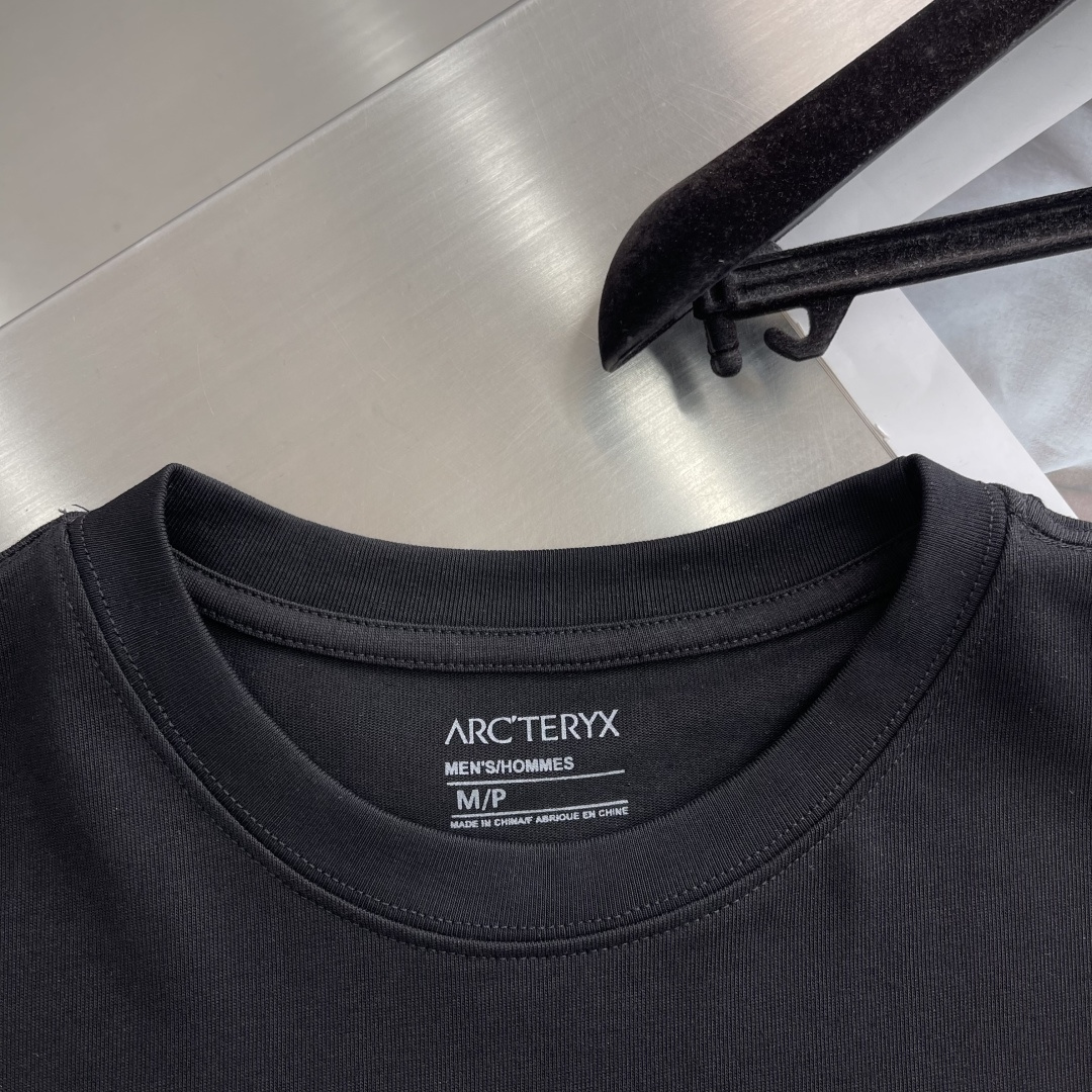 

-🐦 鸟家    2025FW长袖T恤  
小鸟字母LOGO明线拼接印花  
高端32s双纱280克