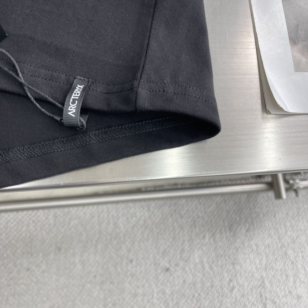 

-🐦 鸟家    2025FW长袖T恤  
小鸟字母LOGO明线拼接印花  
高端32s双纱280克