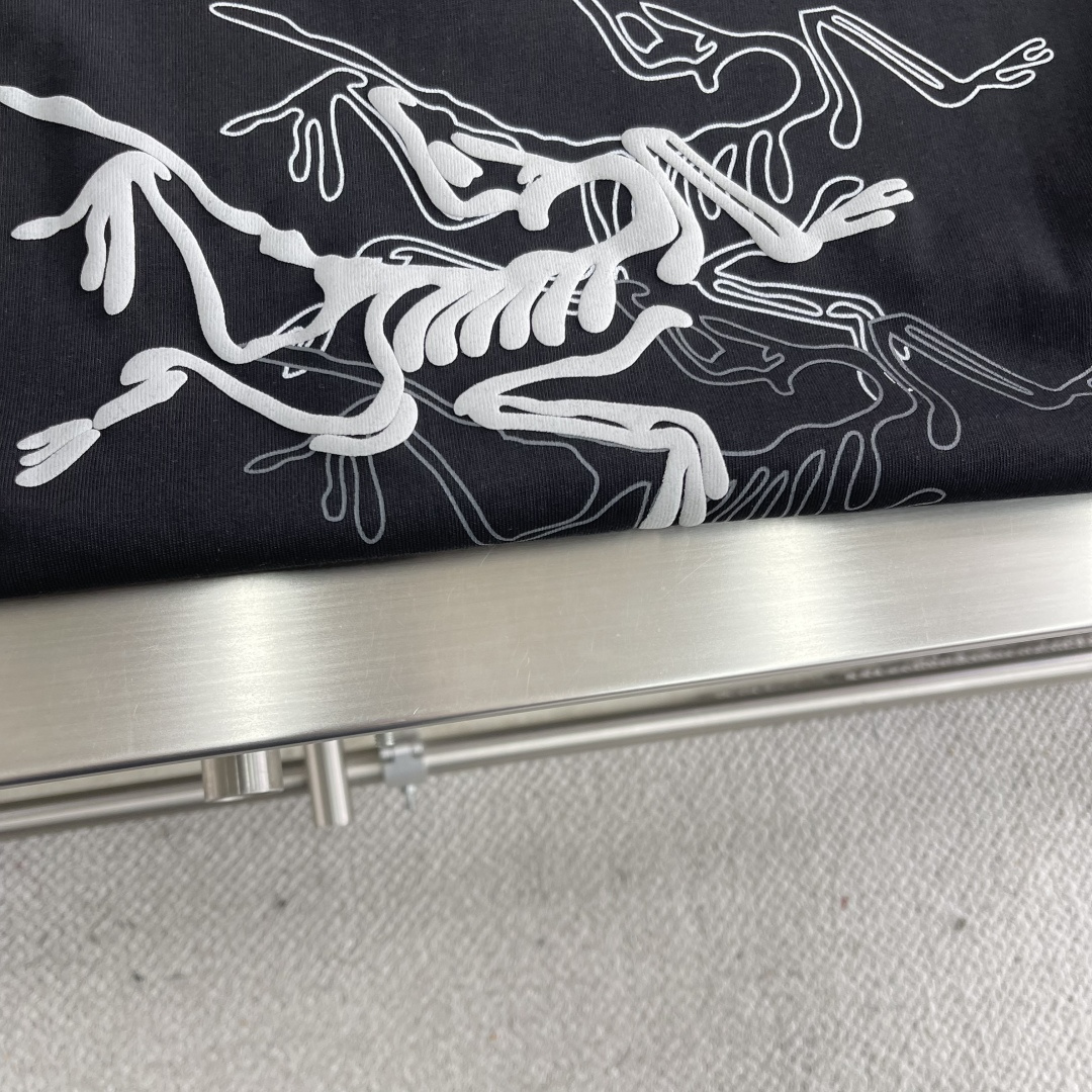 

-🐦 鸟家    2025FW长袖T恤  
小鸟字母LOGO明线拼接印花  
高端32s双纱280克