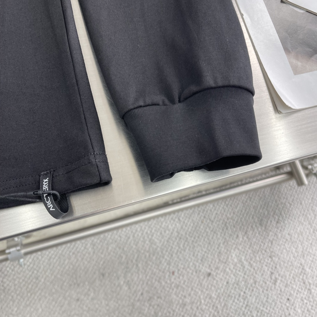 

-🐦 鸟家    2025FW长袖T恤  
小鸟字母LOGO明线拼接印花  
高端32s双纱280克