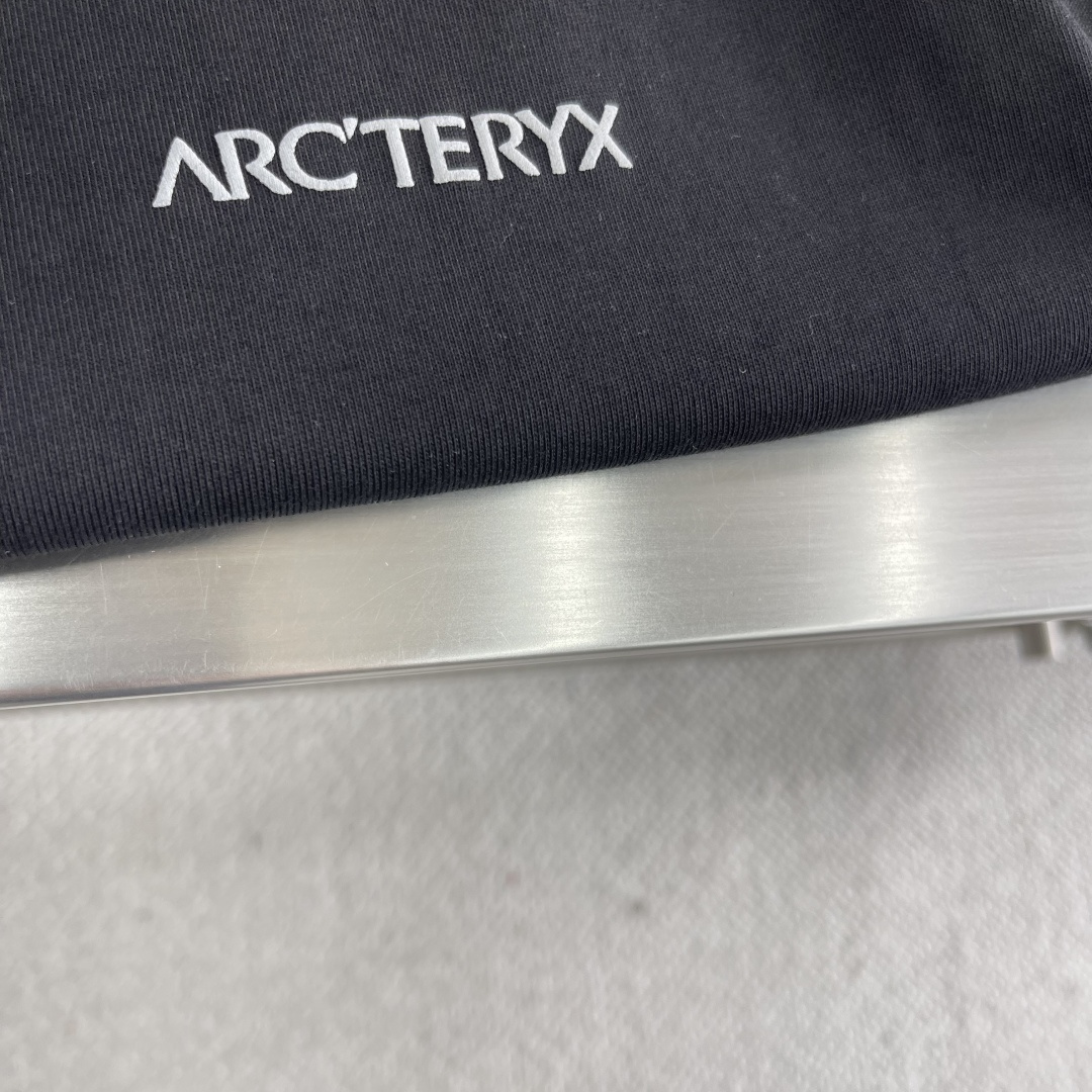 

-🐦 鸟家    2025FW长袖T恤  
小鸟字母LOGO明线拼接印花  
高端32s双纱280克