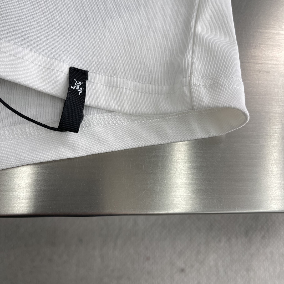 

-🐦 鸟家    2025FW长袖T恤  
小鸟字母LOGO明线拼接印花  
高端32s双纱280克