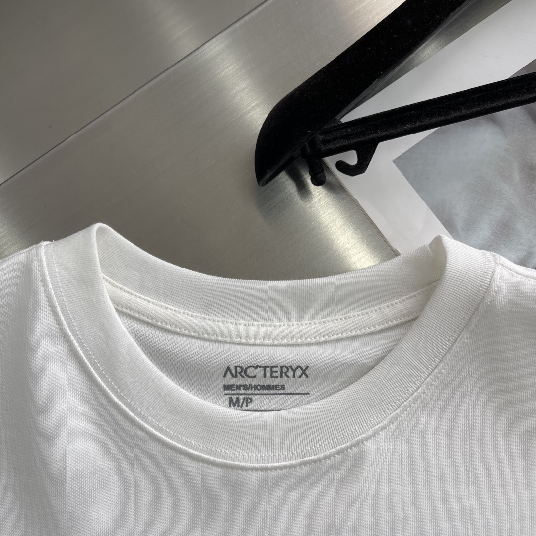 

-🐦 鸟家    2025FW长袖T恤  
小鸟字母LOGO明线拼接印花  
高端32s双纱280克