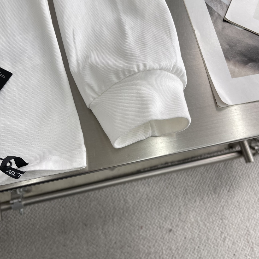 

-🐦 鸟家    2025FW长袖T恤  
小鸟字母LOGO明线拼接印花  
高端32s双纱280克