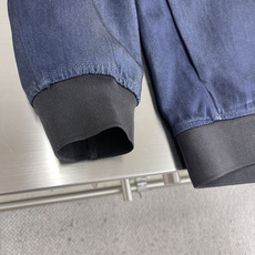 -Kiton 牛仔夹克——经典棒球服款式这款Kiton夹克采用优质100%纯棉面料,质地厚实且柔软 -Kiton 牛仔夹克——经典棒球服款式这款Kiton夹克采用优质100%纯棉面料,质地厚实且柔软