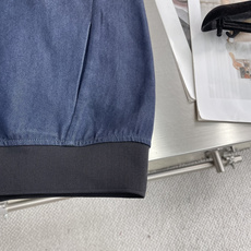 -Kiton 牛仔夹克——经典棒球服款式这款Kiton夹克采用优质100%纯棉面料,质地厚实且柔软 -Kiton 牛仔夹克——经典棒球服款式这款Kiton夹克采用优质100%纯棉面料,质地厚实且柔软