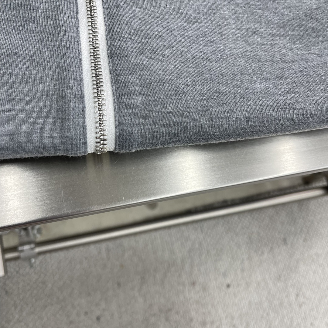 -BC 25fw新款双面穿着夹克外套这款夹克最大的亮点在于其双面可穿的设计。一面是深邃沉稳的藏青色,如静