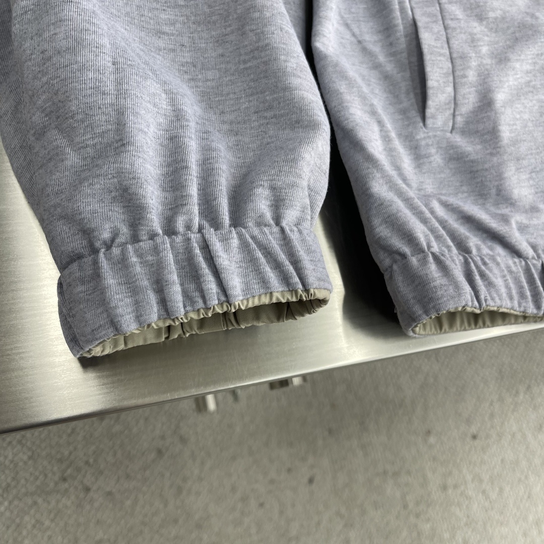 -BC 25fw新款双面穿着夹克外套这款夹克最大的亮点在于其双面可穿的设计。一面是深邃沉稳的藏青色,如静