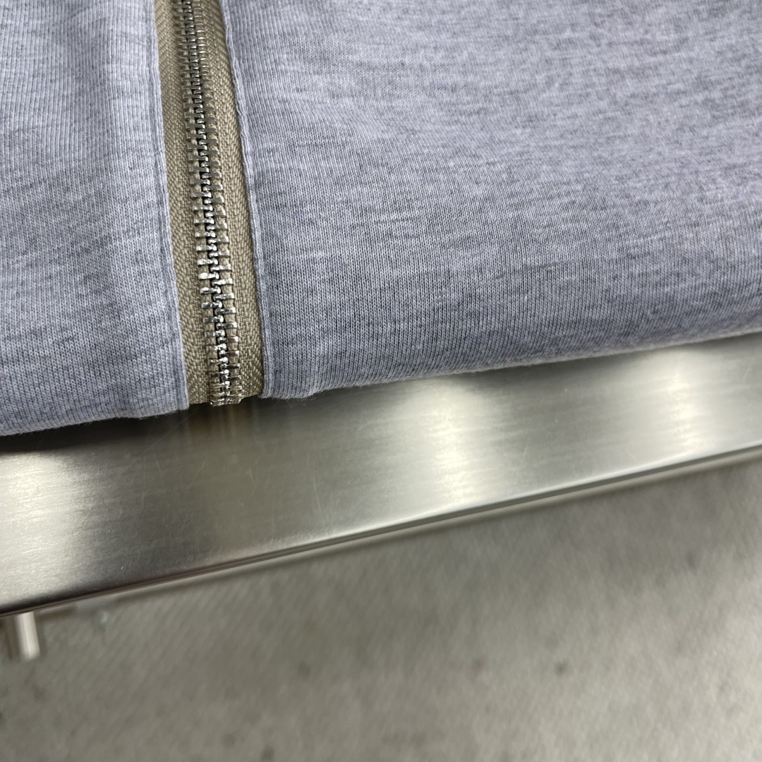 -BC 25fw新款双面穿着夹克外套这款夹克最大的亮点在于其双面可穿的设计。一面是深邃沉稳的藏青色,如静